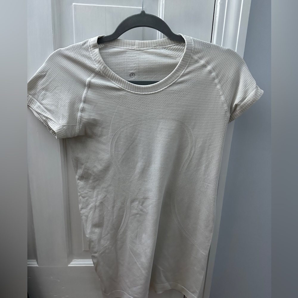 Lululemon Swiftly Tech Short-Sleeve Shirt 2.0
Hip Length